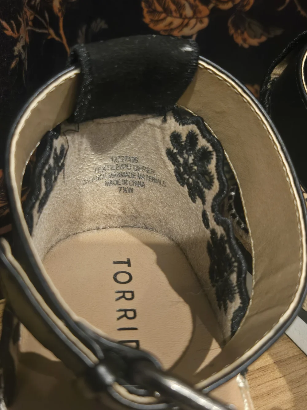 Torrid Black Floral Embroidered Espadrille Flats scalloped Floral Toe 7 1/2 W